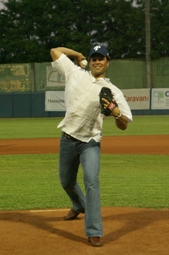 Mike Piazza throwing out the first pitch at a game in Parma, Italy, Photo: Ferrini/FIBS