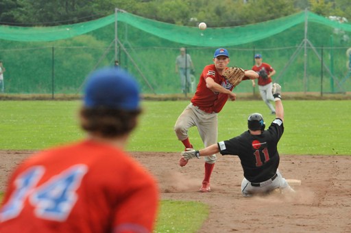 HSV Stealers try to turn Double Play against Buchbinder Legionaere HSV Stealers try to turn Double Play against Buchbinder Legionaere