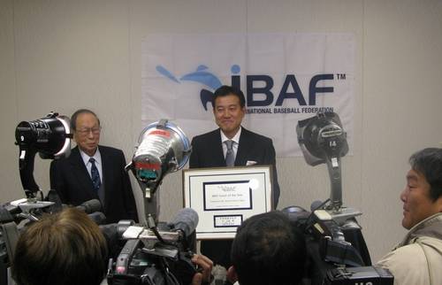 Tatsunori Hara receives Coach of the Year Award from IBAF