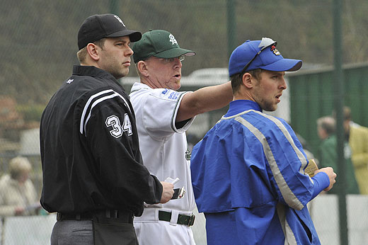 Shawn Pynn (r.) during a plate conference with Solingen head coach Andy Fleischacker (m.)