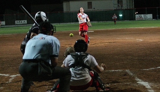 Lisa Birocci pitching in Game 4 of 2009 Italian Softball Series