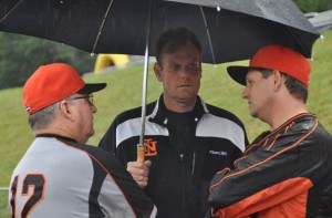 Robert Eenhoorn (mi.) with Jim Stoeckel (l.) and Steve Janssen (r.) during a rain delay at the European Championship in Heidenheim