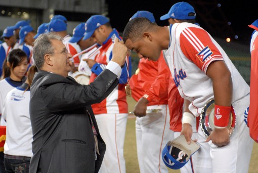 IBAF President Riccardo Fraccari hands out the medals to Cuba after their 11th ICC Title
