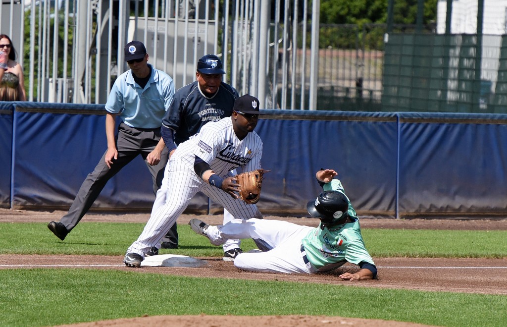20150809-alessandro-grimaudo-scivola-in-terza-base-fortitudo-bologna-gara-3-coppa-campioni-lorenzo-bellocchio
